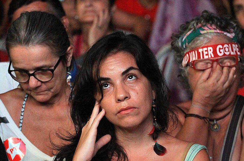 Die Enttäuschung ins Gesicht geschrieben: Anhänger von Präsidentin Dilma Rousseff nach der verlorenen Abstimmung über ihre Amtsenthebung. Foto: Luiz Eduardo Perez