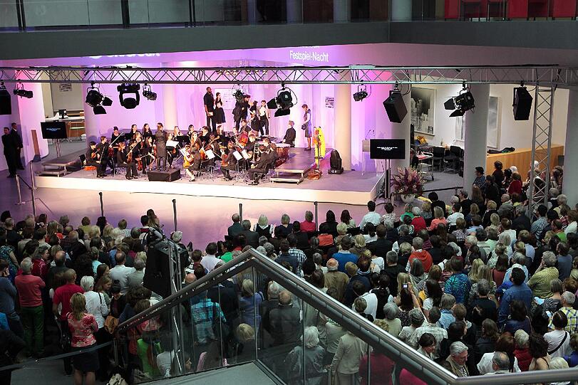 Die Beinahe-Volksoper "Gaach" in den Gasteig-Foyers.