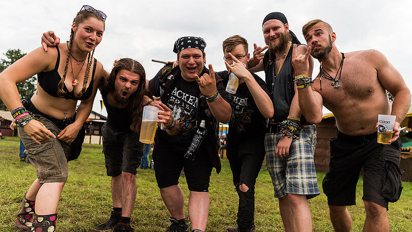 Das Wacken-Festival ist eröffnet. Die Bilder von Bier, Matsch und Fans.