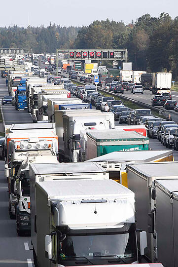 Der Lkw-Unfall legte die A8 mitten im Berufsverkehr lahm. Die Bilder.