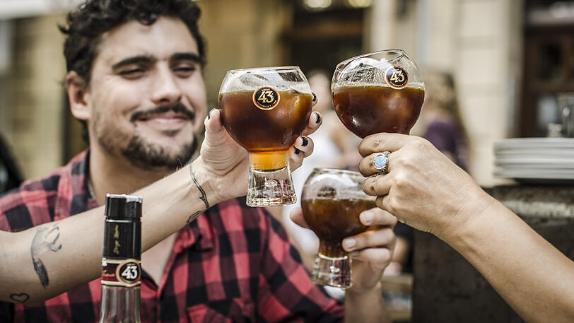 Salud auf ein geselliges "Sich-durch-den-Abend-Snacken&ldquo;!