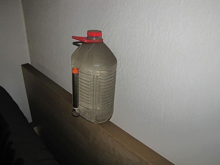 Die Polizei hatte um die Wohnung herum nach Sprengstoff gesucht.