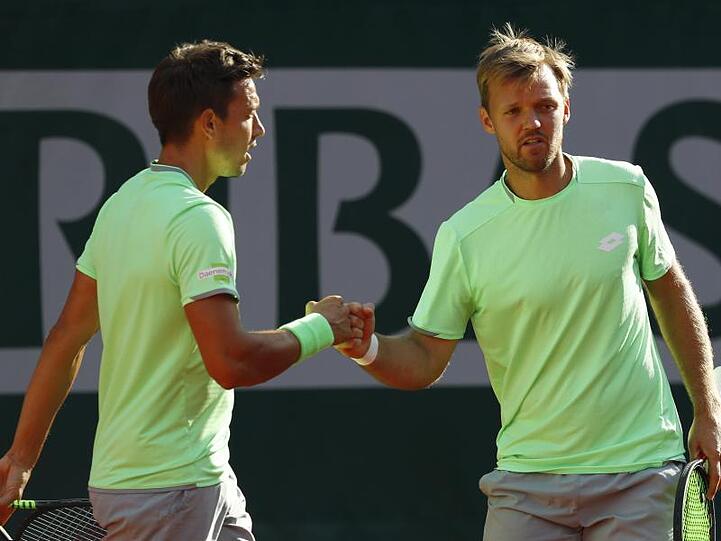 Andreas Mies (l) und Kevin Krawietz feiern einen Punkt.