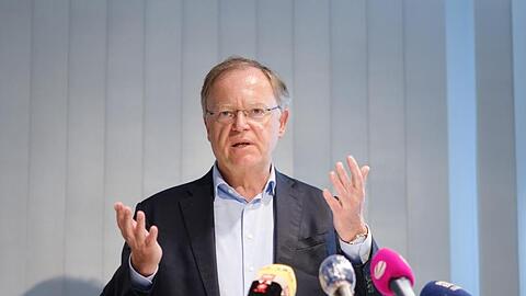 Niedersachsens Ministerpräsident Stephan Weil (SPD) spricht während einer Pressekonferenz. Foto: Ole Spata/dpa