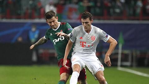 Moskaus Fyodor Smolov und Bayerns Benjamin Pavard (l-r.) im Duell um den Ball.