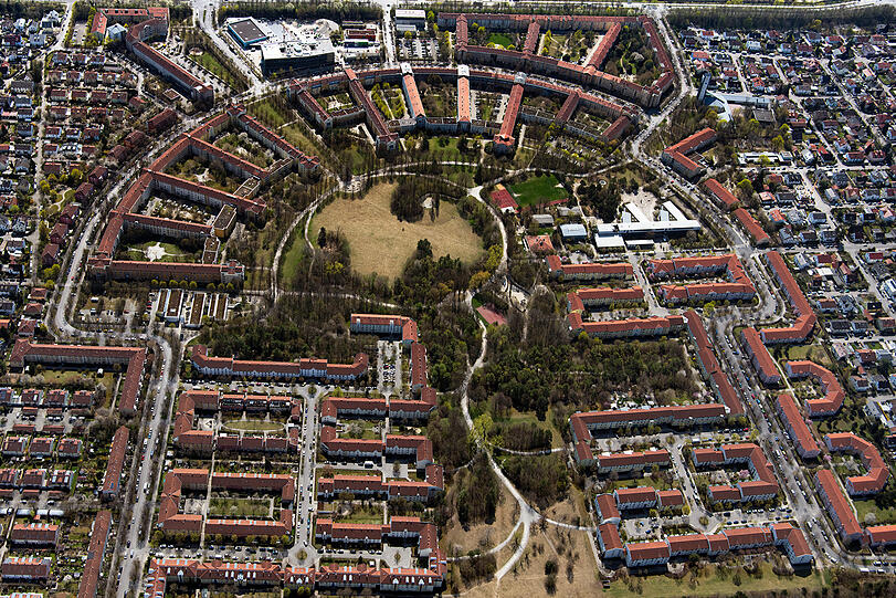 Der Carl-Orff-Bogen-Park in Freimann ist tatsächlich sehr bogenförmig.