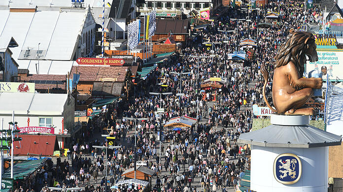 Blick auf die volle Theresienwiese – wie viele Millionen Besucher werden es diesmal? (Archivbild)