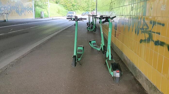 Hier parkt gleich eine ganze Herde E-Roller, leider mitten auf dem Weg.