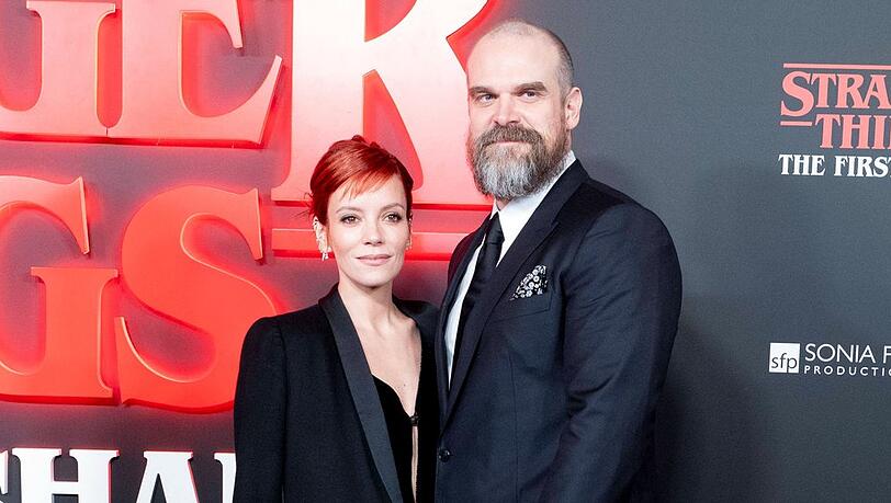 Nachdem sie sich auf einer Dating-App kennengelernt hatten, heiratete Lily Allen 2020 Serien-Star David Harbour. Nachdem sie sich auf einer Dating-App kennengelernt hatten, heiratete Lily Allen 2020 Serien-Star David Harbour.