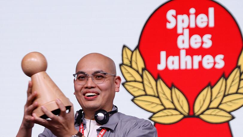 Die begehrte Auszeichnung "Spiel des Jahres" geht 2026 an den indonesischen Spiele-Entwickler Martin Ang. Die begehrte Auszeichnung "Spiel des Jahres" geht 2026 an den indonesischen Spiele-Entwickler Martin Ang.