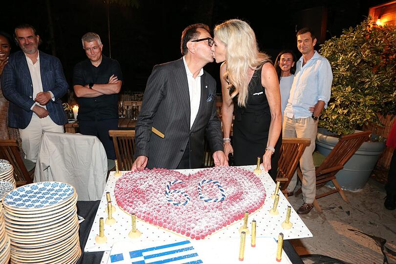 Zwischen Geburtstags-Kuss und -kuchen: Jubilar Stavros Kostantinidis mit seiner "Königin" Saskia Greipl-Kostantinidis und einer beerigen Geburtstagsüberraschung von Michael und Clarissa Käfer. Zwischen Geburtstags-Kuss und -kuchen: Jubilar Stavros Kostantinidis mit seiner "Königin" Saskia Greipl-Kostantinidis und einer beerigen Geburtstagsüberraschung von Michael und Clarissa Käfer.