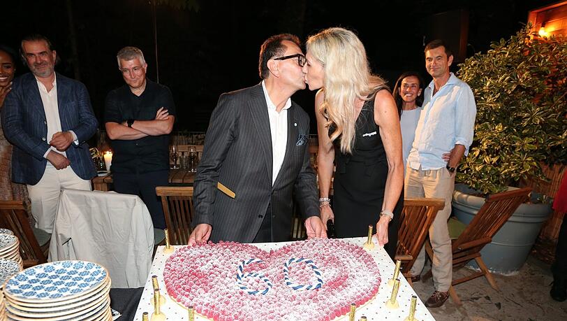 Zwischen Geburtstags-Kuss und -kuchen: Jubilar Stavros Kostantinidis mit seiner "K&ouml;nigin" Saskia Greipl-Kostantinidis und einer beerigen Geburtstags&uuml;berraschung von Michael und Clarissa K&auml;fer.