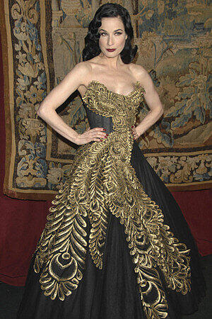 Sie kann aber auch züchtig: Die Diva erscheint stilsicher in einem hinreißenden Abendkleid bei einem Charity-Dinner in New York.