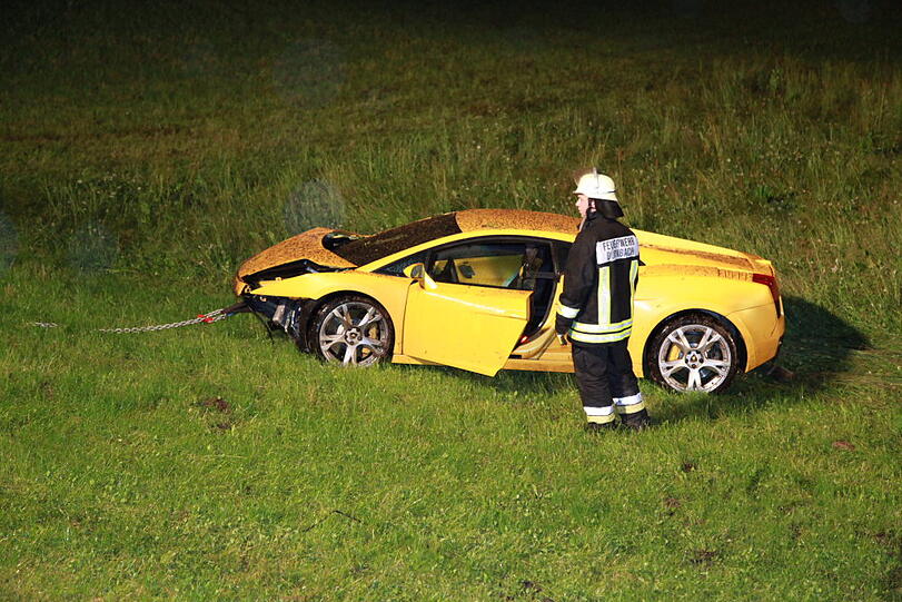 Auf regennasser Fahrbahn ist am Dienstagabend ein Münchner mit seinem Lamborghini von der Straße abgekommen und schwer verunglückt. Die Ursache war vermutlich überhöhte Geschwindigkeit. Der Fahrer musste schwer verletzt ins Krankenhaus eingeliefert werden. Die  Bilder von der Unfallstelle.