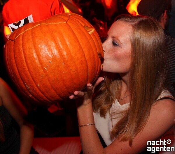 Rococo Halloween Clubbing im 8 Seasons. Mehr Bilder unter: www.nachtagenten.de.
