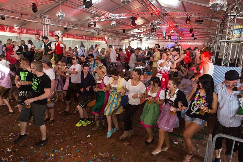 Dirndl und Lederhosen am kroatischen Strand: Bilder von der wilden Springbreak Wiesn-Party zum Durchklicken!
