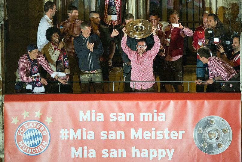 So sehen Sieger aus! Ausgelassen feiern die Bayern-Stars die früheste Meisterschaft der Geschichte. Die Bilder vom Marienplatz