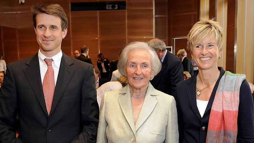 Die Geschwister Stefan Quandt (li.) und Susanne Klatten (re.) bei der Verleihung des Großen Bundesverdienstkreuzes für ihre Mutter Johanna Quandt (Mitte) Die Geschwister Stefan Quandt (li.) und Susanne Klatten (re.) bei der Verleihung des Großen Bundesverdienstkreuzes für ihre Mutter Johanna Quandt (Mitte)