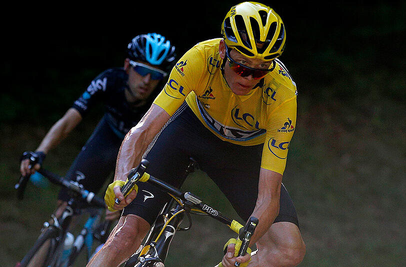 Auf der schweren Alpenetappe kommt Chris Froome zu Sturz.
