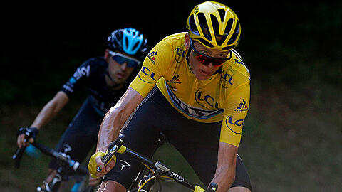 Auf der schweren Alpenetappe kommt Chris Froome zu Sturz.