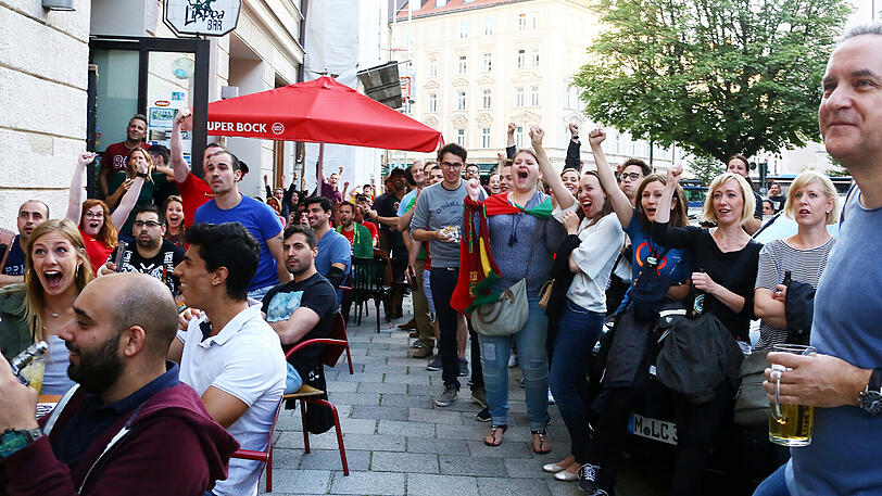 Das Spiel Portugal-Spanien vor der Lisboa Bar.