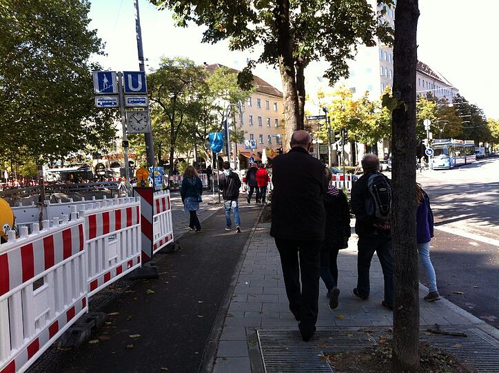 ... auch um die Ecken entlang der Nymphenburger Straße. Noch geht's dort ein wenig chaotisch zu, wie hier zu sehen ist...