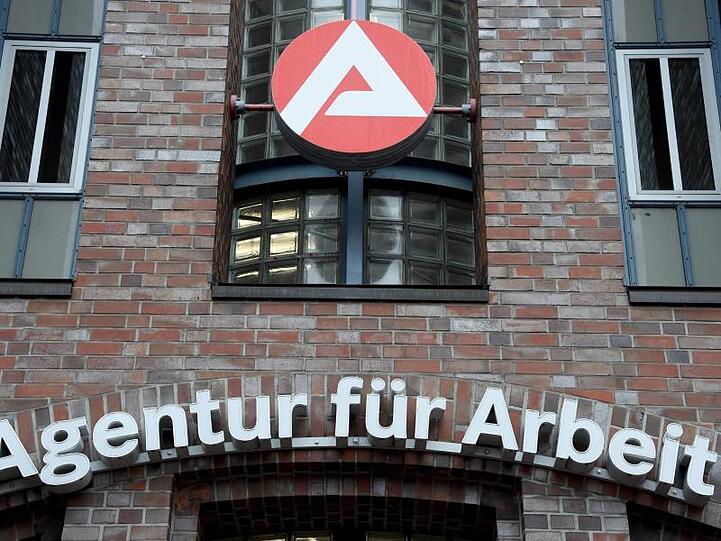 Das Schild der Agentur für Arbeit ist an der Fassade der Agentur zu sehen. Foto: Carsten Rehder/Archiv