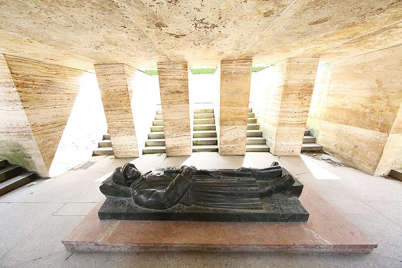Gruftartig, hier aber mal hell: das Kriegerdenkmal im Hofgarten.