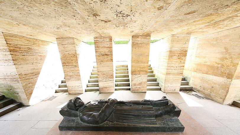 Gruftartig, hier aber mal hell: das Kriegerdenkmal im Hofgarten. Gruftartig, hier aber mal hell: das Kriegerdenkmal im Hofgarten.
