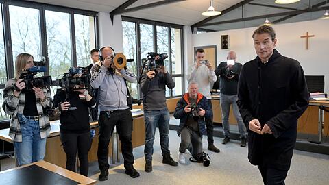 Der wegen Hausfriedensbruch und Sachbeschädigung angeklagte ehemalige Fußball-Nationaltorwart Jens Lehmann geht zu Prozessbeginn gegen ihn an den wartenden Journalisten vorbei.