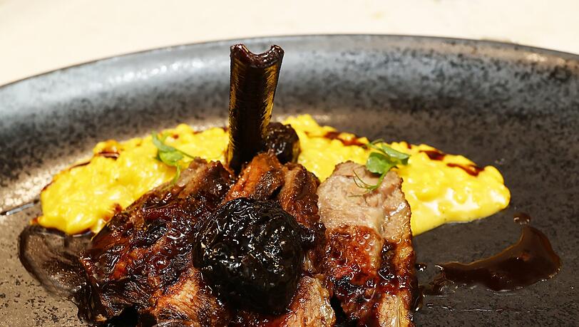 Vierter Gang: Kalbsbacke geschmort mit Pflaumen und Zimt auf Safranrisotto. Vierter Gang: Kalbsbacke geschmort mit Pflaumen und Zimt auf Safranrisotto.