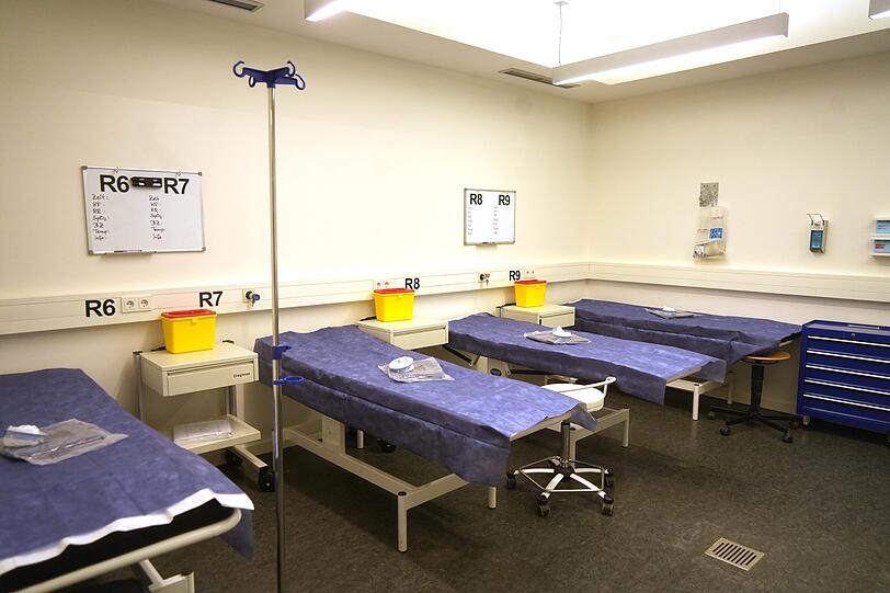 Die Vorbereitungen laufen auf Hochtouren: In der Sanitätsstation stehen die Betten schon bereit.