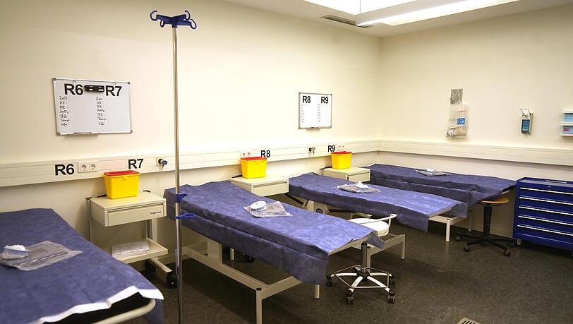 Die Vorbereitungen laufen auf Hochtouren: In der Sanitätsstation stehen die Betten schon bereit.