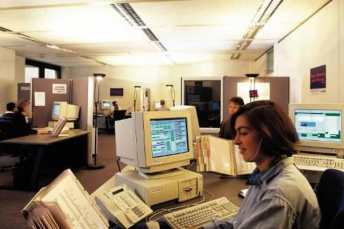 Hotline-Mitarbeiterin: Viele Service-Nummern sind teuer. Vor allem vom Handy kosten Hotline-Anrufe oft viel Geld.