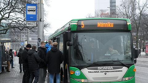 Ein Bus erfasste den selbstfahrenden Lieferroboter an einer Kreuzung. (Symbolbild)