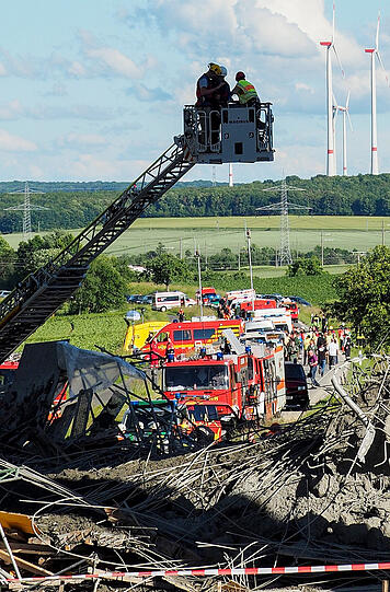 Schlimmer Unfall auf einer Baustelle unter einer Brücke der A7: Mindestens ein Bauarbeiter ist tödlich verunglückt.