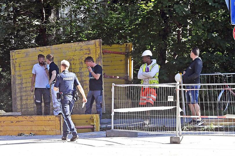 Wegen Arbeiten an der Fernwärme mussten Bauarbeiter ein Loch ausheben. Ein Frau ist mit ihrem Fahrrad hineingestürzt.