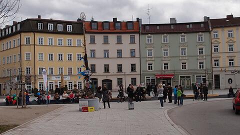 Ein Hingucker am Freitag: die Enthüllungsaktion am Hans-Mielich-Platz.