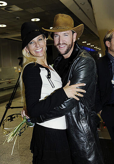 Larissa hat sichtlich ihren BH vergessen, Melanies Zepter zerbricht auf dem Flug und der Wendler ziert sich beim Begrüßungs-Kuss. Die Bilder von der Flughafen-Ankunft der Dschungelcamp-Stars...
