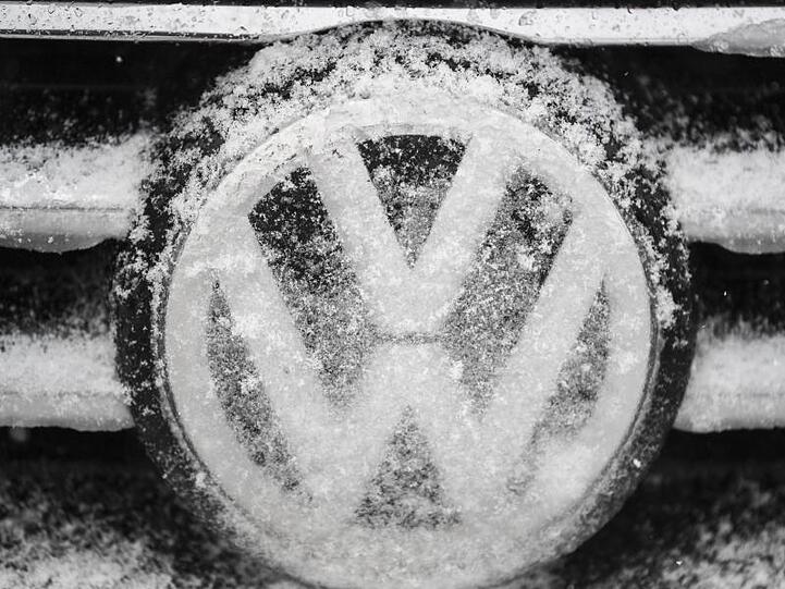 Ausgehend vom geringeren Umsatzwachstum wird im kommenden Jahr aber nun auch weniger Gewinn bei Volkswagen übrigbleiben.