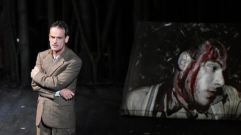 Jörg Hartmann in Horváths Drama "Jugend ohne Gott" in Salzburg.