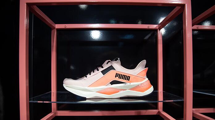 Ein Schuh des Sportartikelherstellers Puma SE ist am Rande der Bilanz-Pressekonferenz ausgestellt.