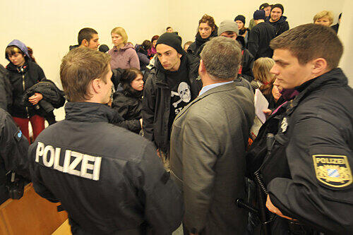 Massiver Protest: Das Verfahren im Sitzungssaal 51 musste von zahlreichen Polizisten geschützt werden.