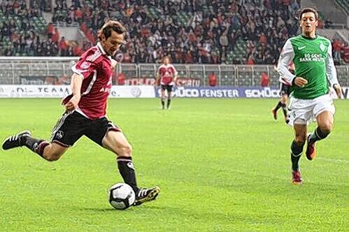Keine Angst vor großen Namen und der internen Konkurrenz: Defensiv-Allrounder Juri Judt (hier gegen den Bremer Mesut Özil)  verlängerte seinen Vertrag beim Club bis 30. Juni 2012.