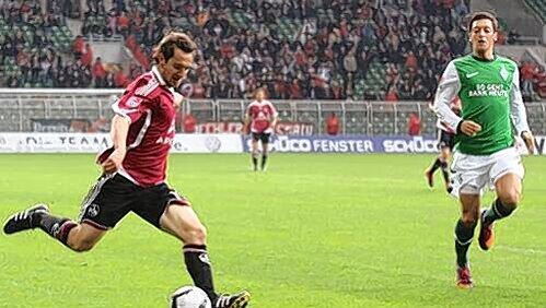 Keine Angst vor großen Namen und der internen Konkurrenz: Defensiv-Allrounder Juri Judt (hier gegen den Bremer Mesut Özil) verlängerte seinen Vertrag beim Club bis 30. Juni 2012. Keine Angst vor großen Namen und der internen Konkurrenz: Defensiv-Allrounder Juri Judt (hier gegen den Bremer Mesut Özil) verlängerte seinen Vertrag beim Club bis 30. Juni 2012.