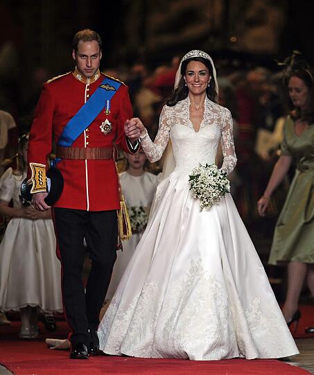Nach der Trauung posieren Kate und William für die Fotografen.