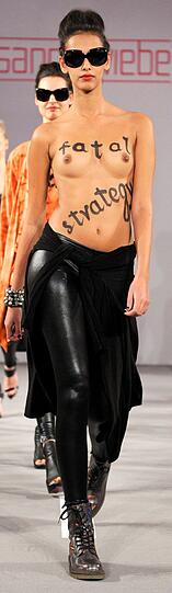 Ein Model auf der Susanne Wiebe Munich Fashion Show Bayerischen Hof.