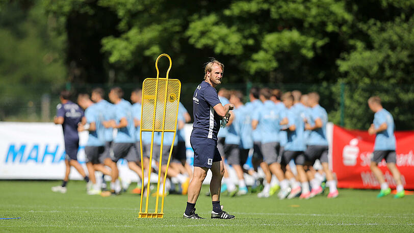 Trainer Daniel Bierofka verschafft sich einen Überblick.
