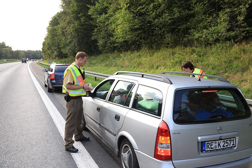 Tragisches Ende einer Heimreise für eine Reisegruppe aus den Niederlanden: Ein 19-Jähriger stirbt, Schaulustige halten die Szenen mit ihren Smartphones fest. Die Polizei greift ein.