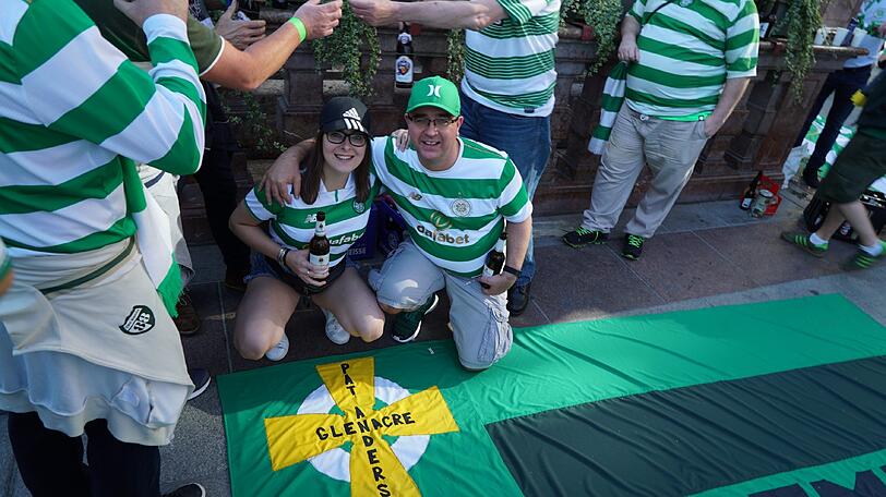 Auf dem Marienplatz feiern bereits die Celtic-Fans.